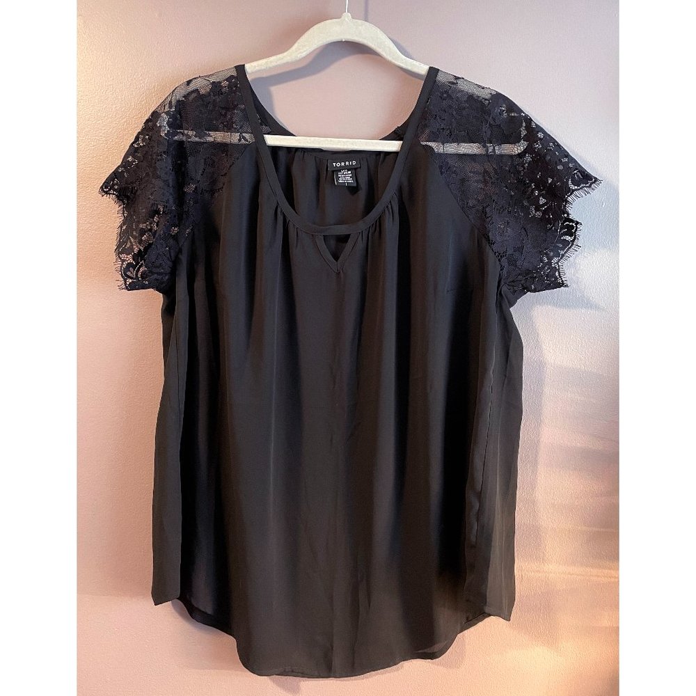 NWOT Torrid Black Georgette Blouse with Eyelash Lace Sleeve - 1X